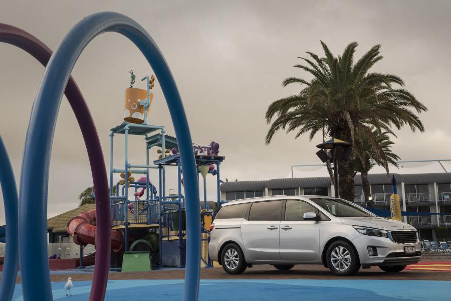  Kia Carnival 2015 года  (AU) (фото 6 из 15)